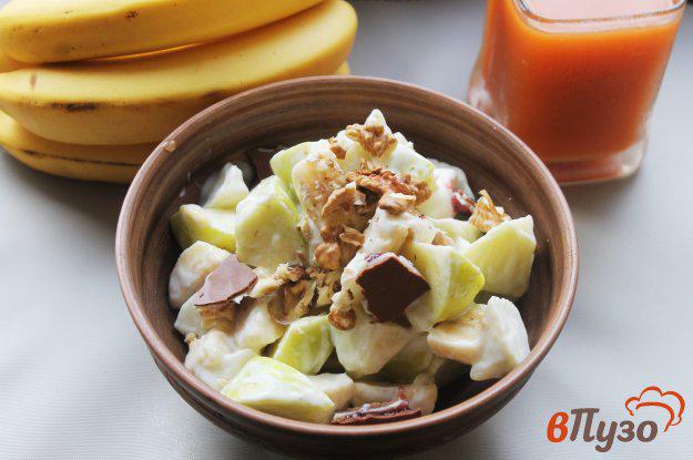 фото рецепта: Фруктовый салат с грецкими орехами и йогуртом