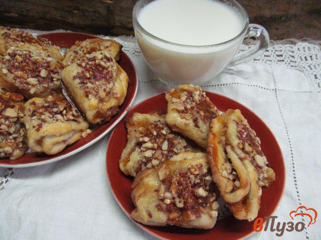 фото рецепта: Творожное печенье с джемом и арахисом