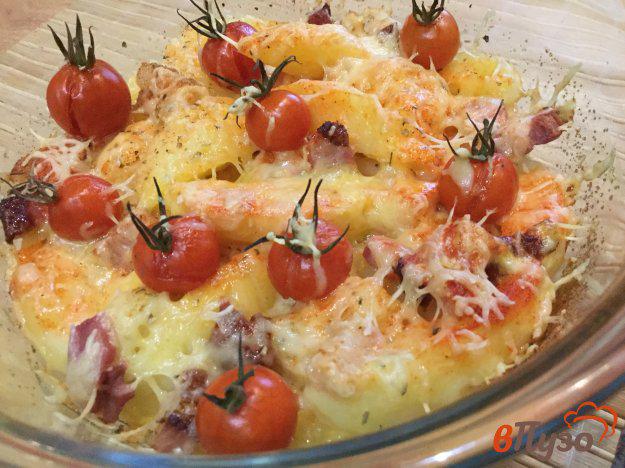 фото рецепта: Картофель с цветной капустой,бекона, помидорами в духовке