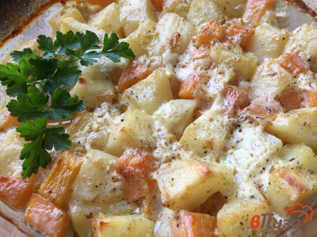 фото рецепта: Картофель с тыквой в кефире, запеченные в духовке