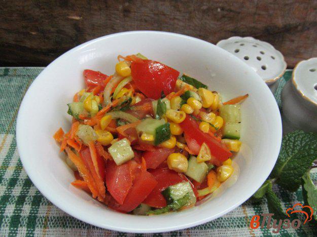 фото рецепта: Овощной салат с кукурузой и помидором