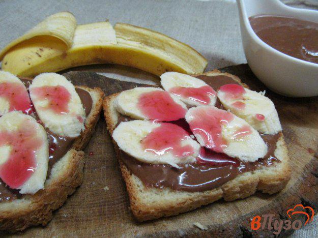 фото рецепта: Тосты с бананом и шоколадным кремом