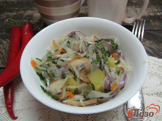 фото рецепта: Салат из квашеной капусты с картофелем и грибами