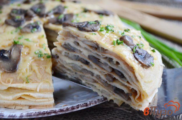 фото рецепта: Блинный пирог с грибами и сыром