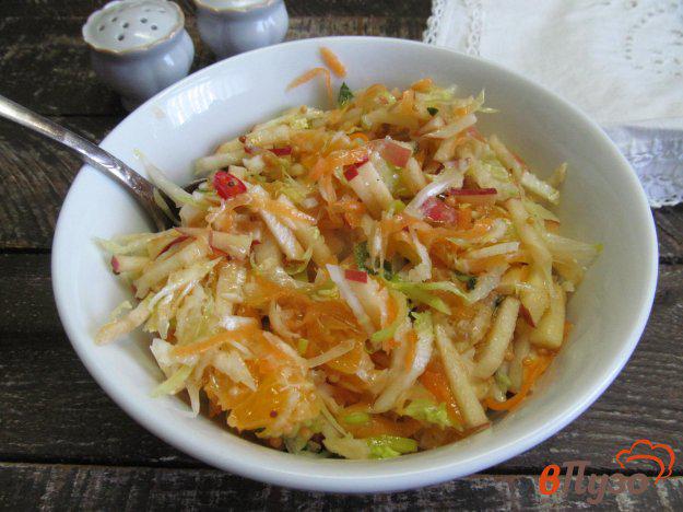 фото рецепта: Салат из пекинской капусты с мандарином и сельдереем
