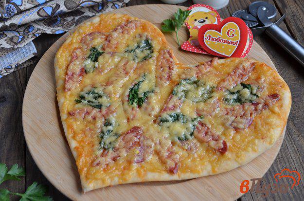 фото рецепта: Тонкая пицца с колбасой и шпинатом для мужа
