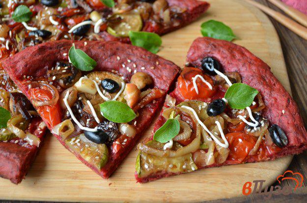 фото рецепта: Пицца из свекольного теста с шампиньонами и овощами