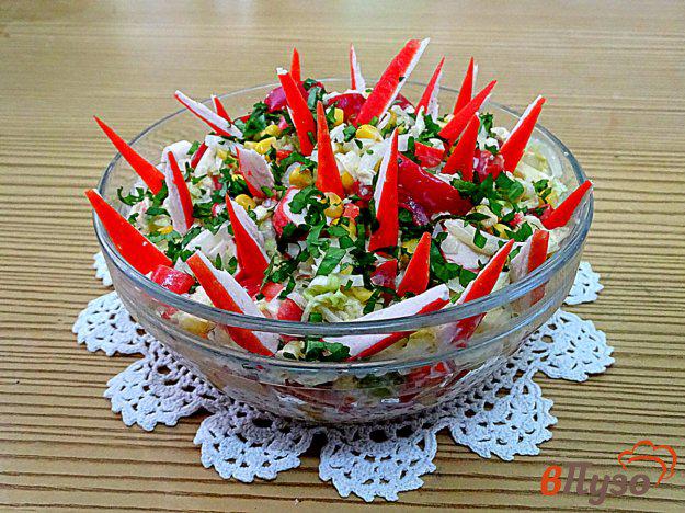 фото рецепта: Салат из крабовых палочек с пекинской капустой и кукурузой