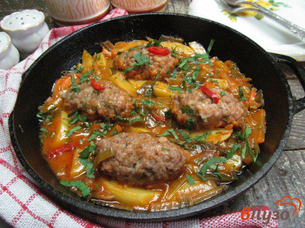 фото рецепта: Мясные колбаски на овощах