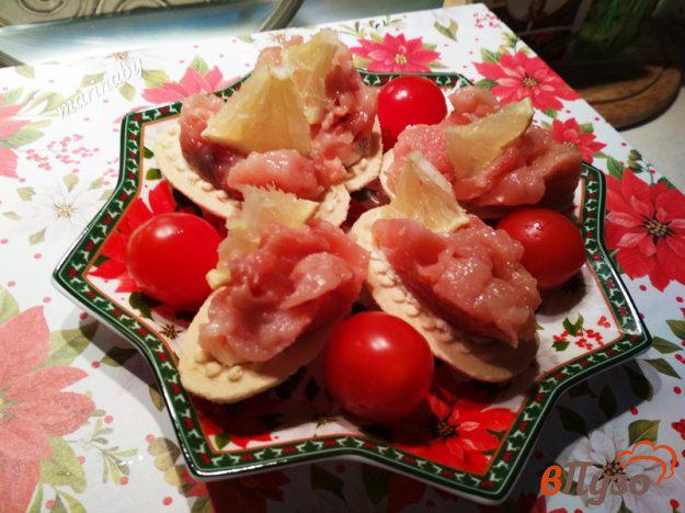 фото рецепта: Тарталетки с малосольной кетой и творожным сыром