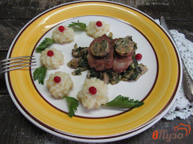 фото рецепта: Свиные медальоны с пикантным маслом и грибным соусом