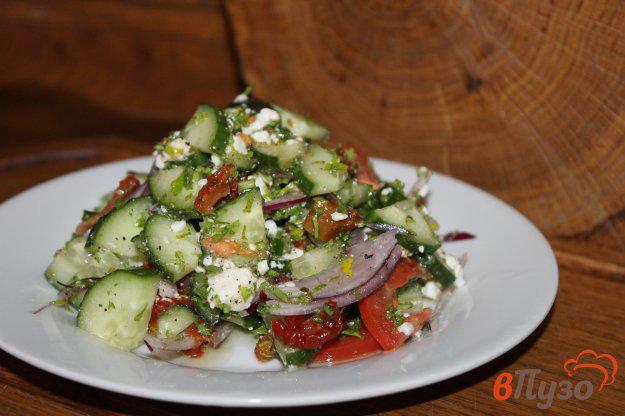 фото рецепта: Салат из огурцов, вяленых томатов и брынзы