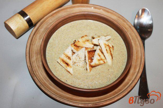 фото рецепта: Крем - суп из шампиньонов и вешенок с гренками
