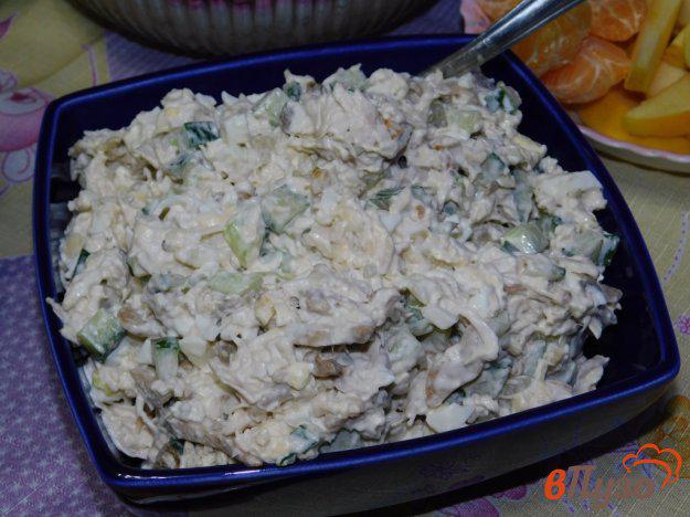 фото рецепта: Куриный салат с грибами и орехами