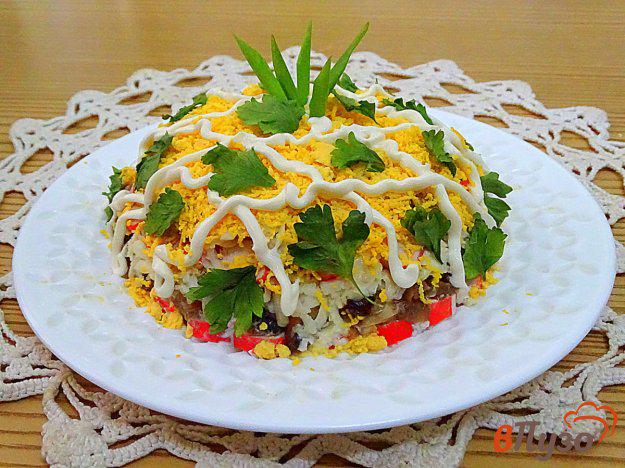 фото рецепта: Салат с крабовыми палочками, сыром и шампиньонами