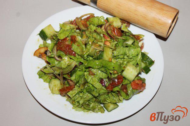 фото рецепта: Салат из грибов и овощей в соусе песто