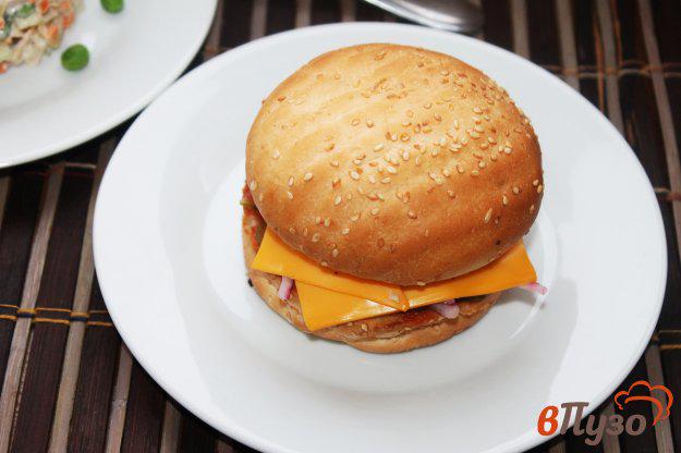 фото рецепта: Домашние гамбургеры со свиной котлетой и соленым огурцом