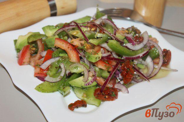 фото рецепта: Салат из авокадо с вяленым томатом и перцем