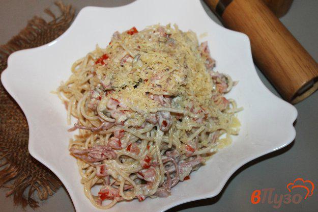 фото рецепта: Паста с помидором и вяленой свининой в сырном соусе