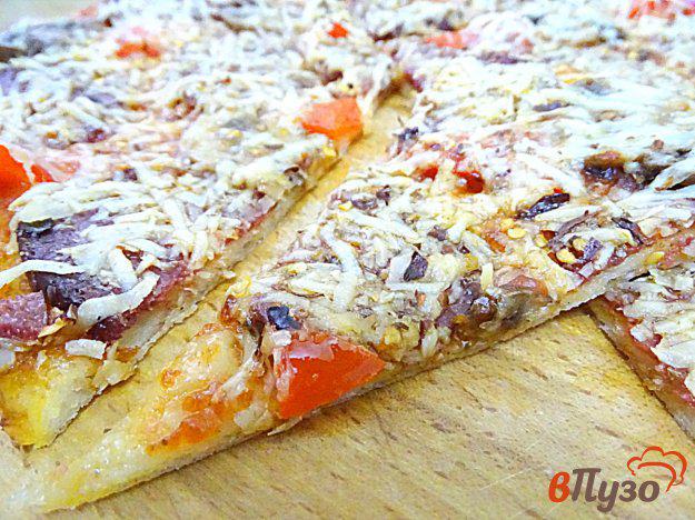 фото рецепта: Пицца с салями и пармезаном