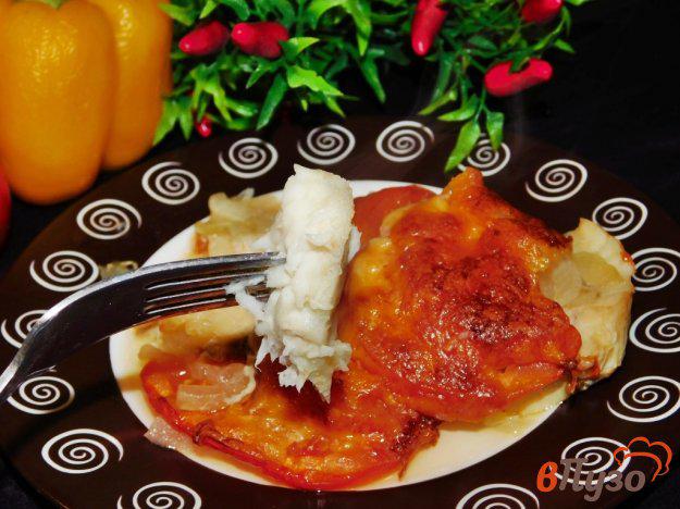 фото рецепта: Запеченная рыба с луком и помидорами
