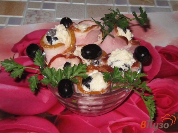 фото рецепта: Рулетики из свиного карбонада с сыром и маслинами