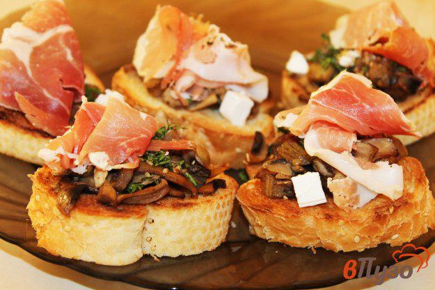 фото рецепта: Хрустящие тосты с грибами и вяленой свининой