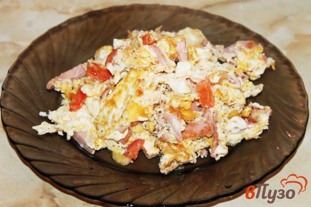 фото рецепта: Яичница с помидором, сыром и вареной колбасой