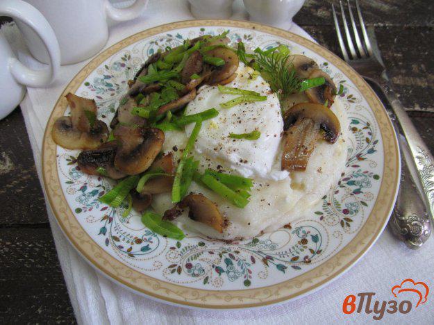 фото рецепта: Манная каша с грибами и яйцом