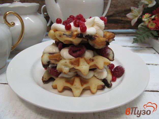 фото рецепта: Мини торт из вафель со сливочным кремом и ягодами