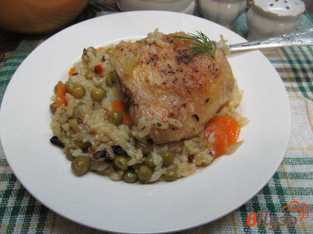 фото рецепта: Курица с рисом и консервированным горошком в мультиварке