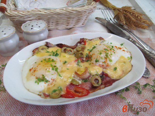 фото рецепта: Яйца на беконе и овощах