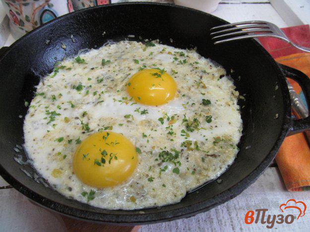 фото рецепта: Яичница с сыром и солеными огурцами