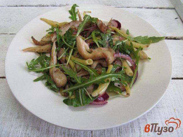 фото рецепта: Теплый салат рукколой и грибами