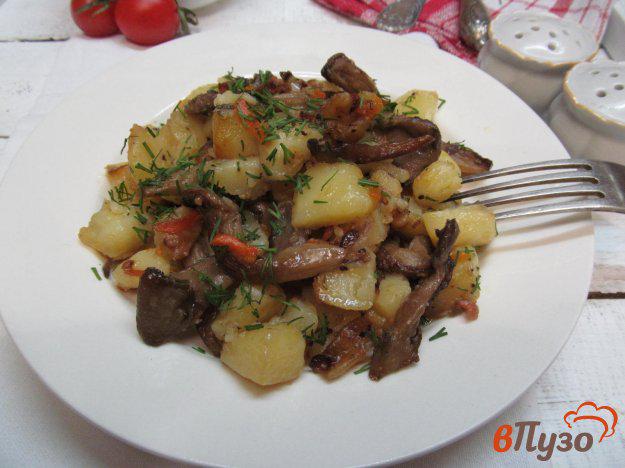 фото рецепта: Вешенки с картошкой в мультиварке