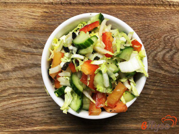 фото рецепта: Салат из пекинской капусты с овощами и маслинами