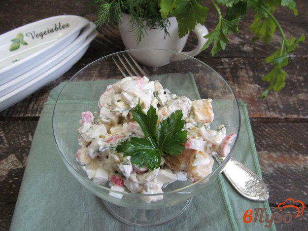 фото рецепта: Салат из крабовых палочек с крутонами