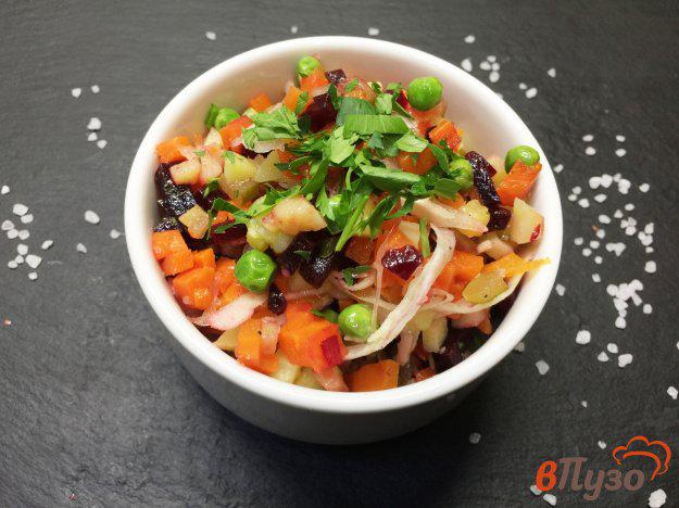 фото рецепта: Винегрет из печеных овощей с квашеной капустой и зеленым горошком