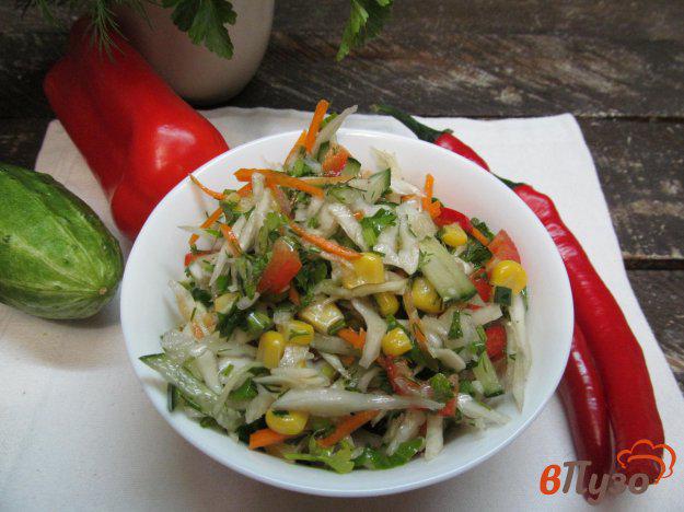 фото рецепта: Салат из капусты с болгарским перцем и кукурузой