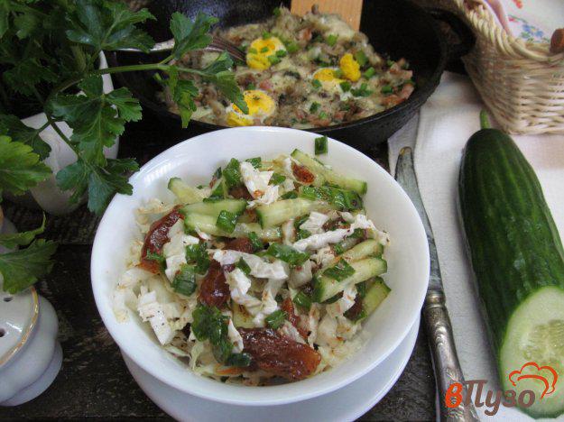 фото рецепта: Салат из пекинской капусты с хурмой