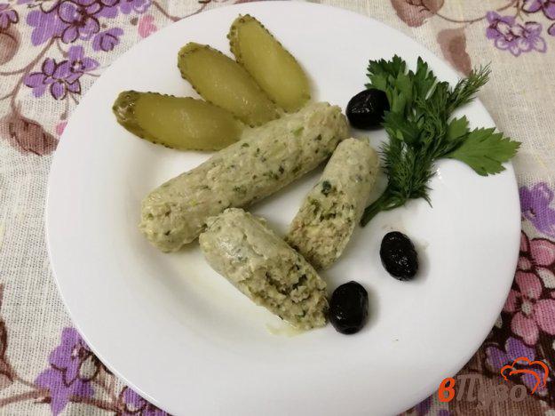 фото рецепта: Куриные сосиски с вялеными маслинами, шпинатом и креветками