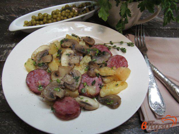 фото рецепта: Картофельный салат с шампиньоном и колбасками