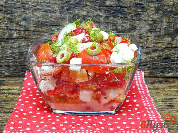 фото рецепта: Салат из помидоров, перца оливок и феты