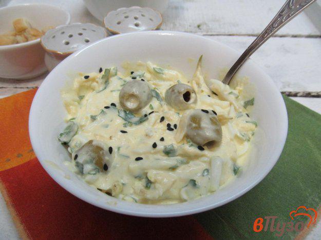 фото рецепта: Салат из оливок с сыром и яйцом