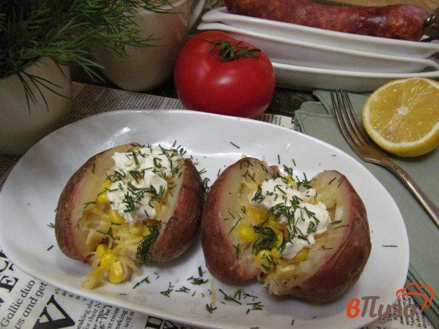 фото рецепта: Запеченный картофель с начинкой из кукурузы и сыра