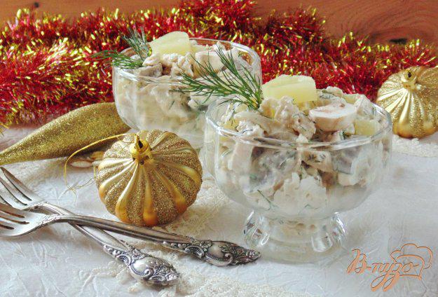 фото рецепта: Салат с курицей, грибами и ананасом «Королевский»