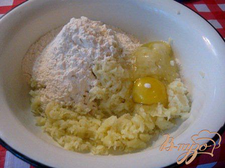 Фото приготовление рецепта: Картофельные галушки с курицей и грибами шаг №4