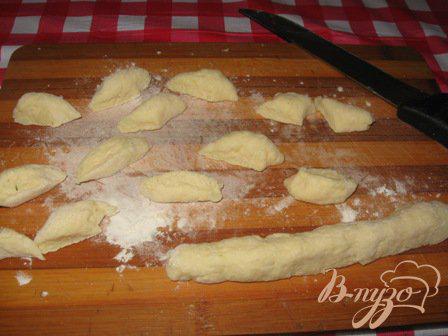 Фото приготовление рецепта: Картофельные галушки с курицей и грибами шаг №5