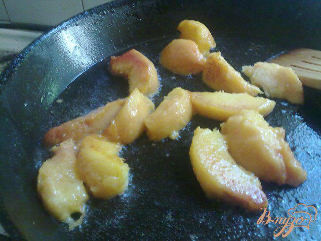 Фото приготовление рецепта: Парфе из йогурта с жареными персиками шаг №9