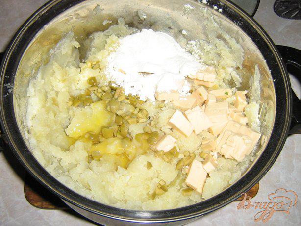 Фото приготовление рецепта: Картофельные крокеты с пикантной начинкой. шаг №2